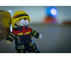 SIMBA TOYs Fireman Plushbear Rosenbauer, 30cm -Simba Toys fireman plushbear rosenbauer 30cm 108101001 en 02